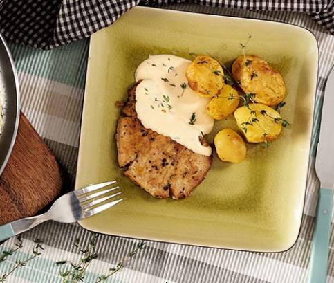 Sertésszelet fűszeres szósszal és fehérborral