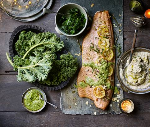Pečený losos s kelovo-mandľovým pestom a bielou fazuľou