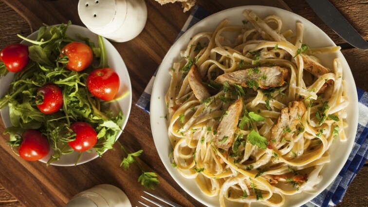 Tagliatelle ve smetanovo-sýrové omáčce s kuřecím masem