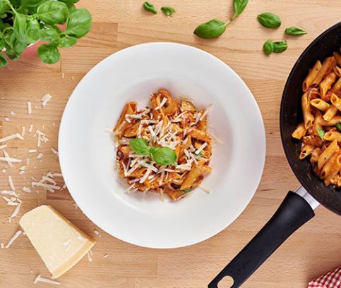 Těstoviny s kuřecím masem a sýrem v rajčatové omáčce