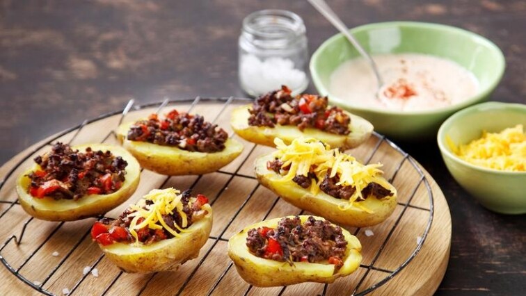 Grilované brambory plněné masovo-zeleninovou směsí