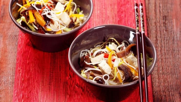 Smažené thajské nudle s chilli, vejcem a tofu