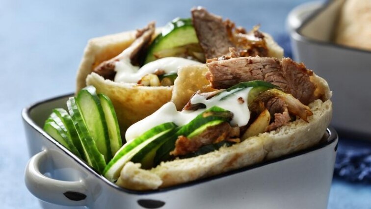 Pita chléb plněný grilovaným jehněčím masem