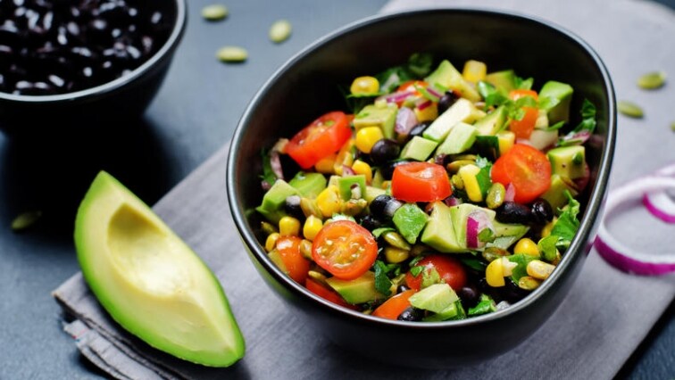 Fazolový salát s avokádem a pikantním dresinkem