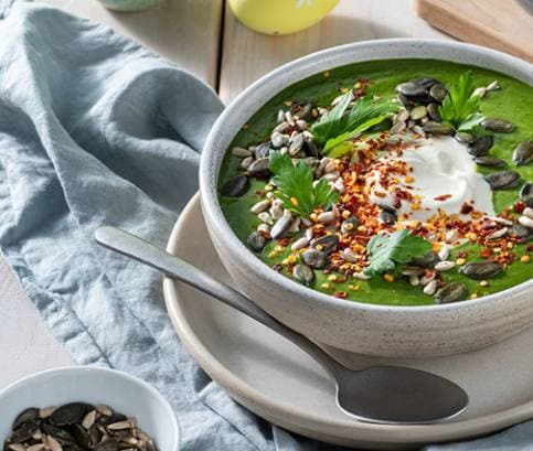 Špenátovo-brokolicový krém s dýňovými a slunečnicovými semínky