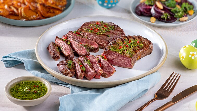Steak s chimichurri omáčkou, pečenými batáty a se salátem z pečené řepy, kadeřávku a mandlí