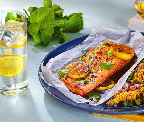 Filety z lososa grilované v papilotě, podávané se salátem NYC