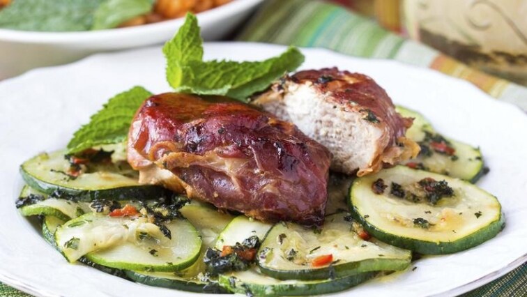 Grilovaný vepřový steak s cuketovým salátem