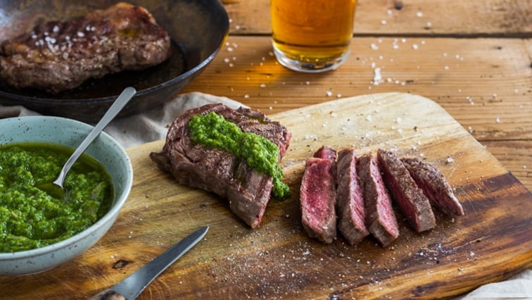 Steak na grile so zelenou salsou