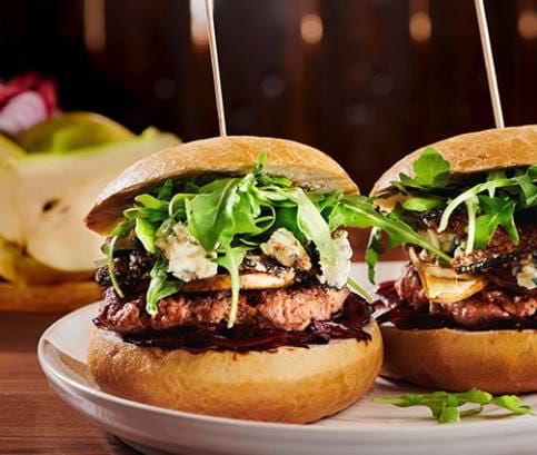 Burger s modrým sýrem a hruškou