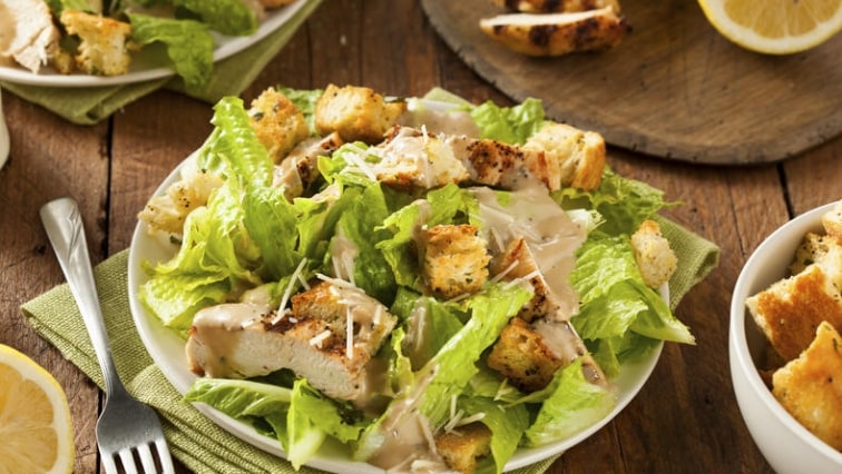 Salát caesar s grilovaným kuřecím masem a domácím dresinkem