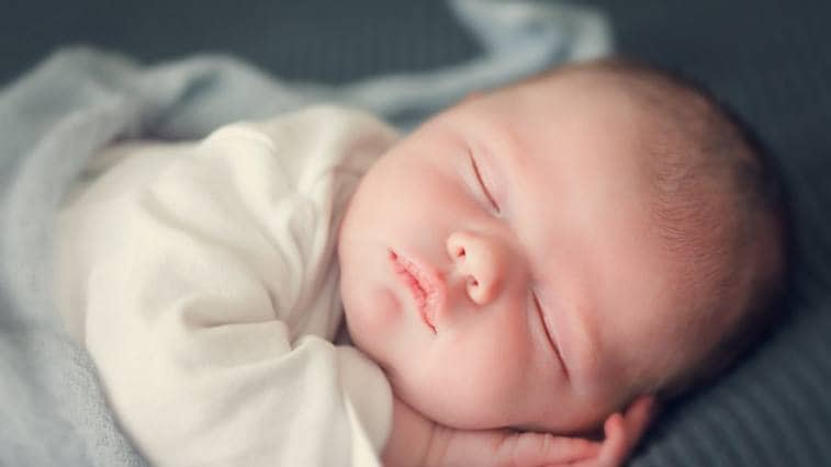 Ako bábätká spia a driemu v prvom roku života?