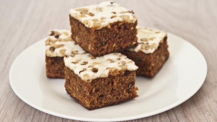 Mrkvový koláč s ořechy a citrónovou polevou s nízkým obsahem laktózy