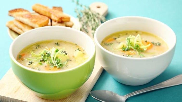 Letní kuřecí polévka s krutonky a bylinkami