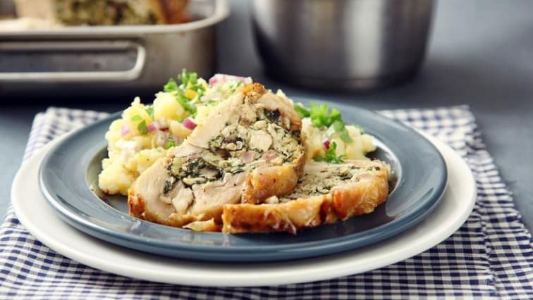 Kuřecí roláda s bylinkovou nádivkou a štouchanými bramborami