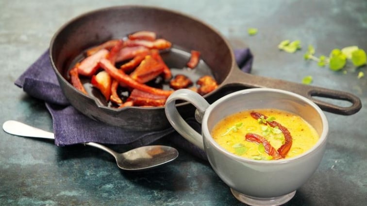 Fazolová polévka s krutony z uzeného masa