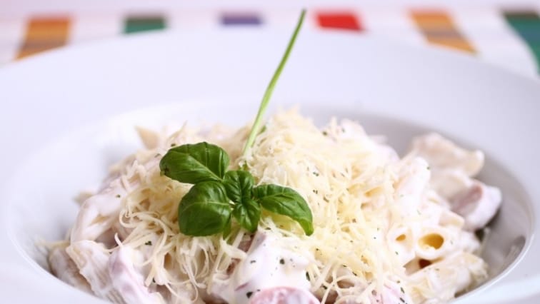 Sajtos-tejfölös tészta virslivel