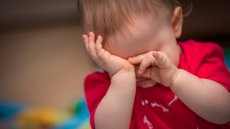 Na zalepené oči bábätka stačí vata a voda