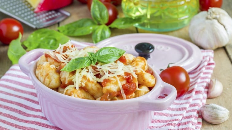 Gnocchi zapečené s rajskou omáčkou, mozzarellou a parmazánem