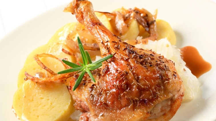 Svatováclavská kachna s bílým zelím a bramborovým knedlíkem