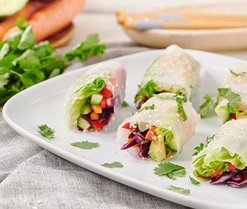 Letní závitky s tahini dipem