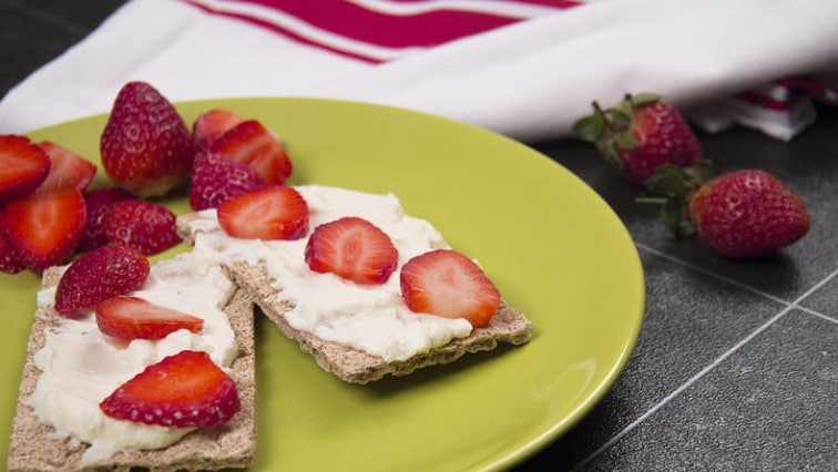 Zdravá svačina - knäckebroty s ricottou a jahodami