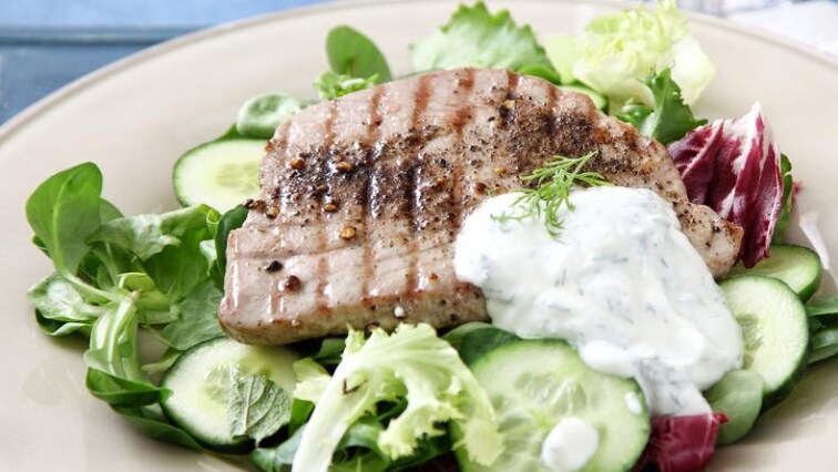 Grilovaný steak z tuňáka s jarním salátem