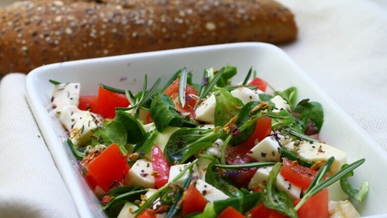 Mozzarellás paradicsom saláta