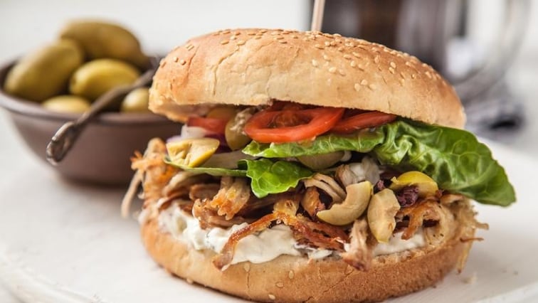 Vepřový hamburger s olivami, cibulí a domácí tatarskou omáčkou