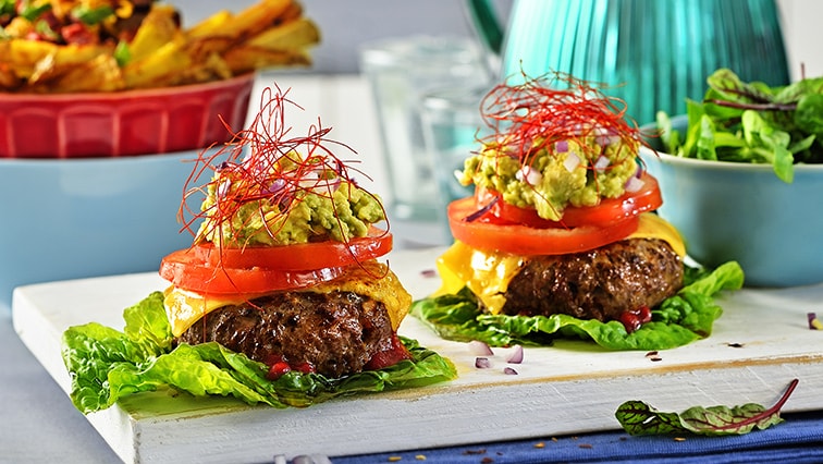 "Naked burger" marhahússal, guacamoléval, cheddar sajtos krumplival, szalonnával és snidlinggel