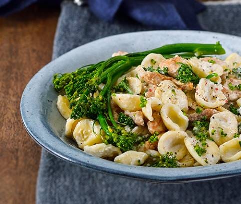 Orecchiette s kuracím mäsom a brokolicou v parmezánovej omáčke