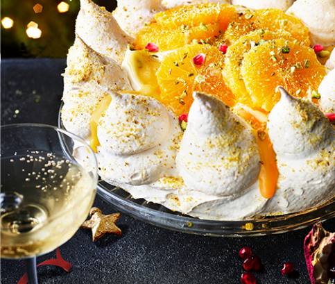 Lahodná Pavlova torta s pomarančovým krémom