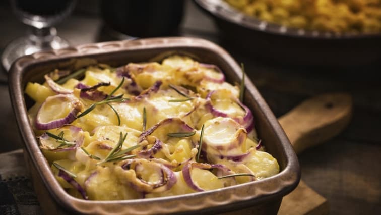 Zapečené brambory se smetanou a cibulí