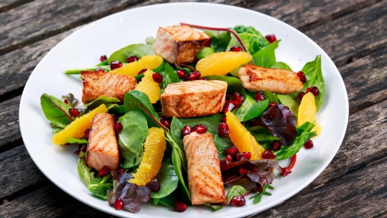 Salát s grilovaným lososem, granátovým jablkem a pomerančem