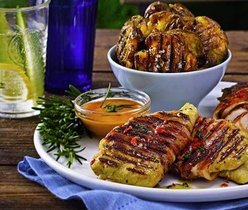 Grilované kuracie prsia v medovo-horčicovej marináde s roztlačenými zemiakmi