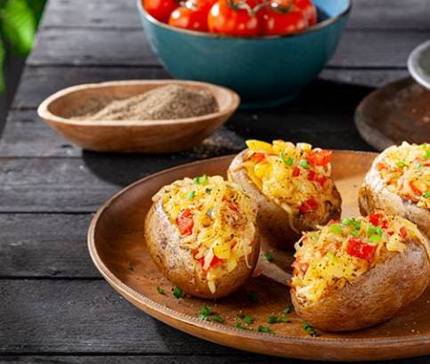 Grilované brambory v alobalu plněné směsí sýru a zeleniny