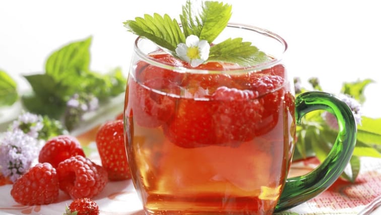 Domácí malinový čaj s jahodami