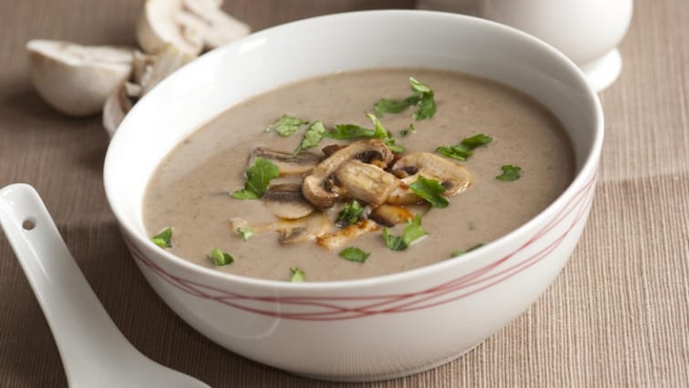 Staročeská houbová polévka s jemnou smetanovou chutí