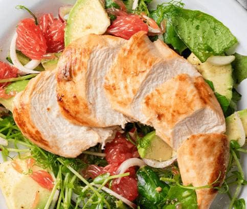 Zeleninový salát s kousky grilovaného kuřete 