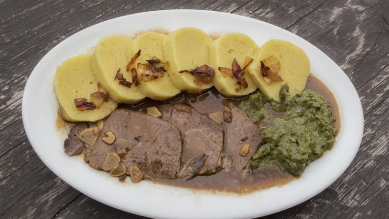 Špenát s bramborovým knedlíkem a masem