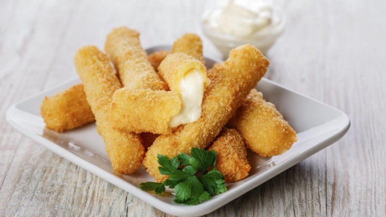 Smažené tyčinky z mozzarelly s domácí tatarkou