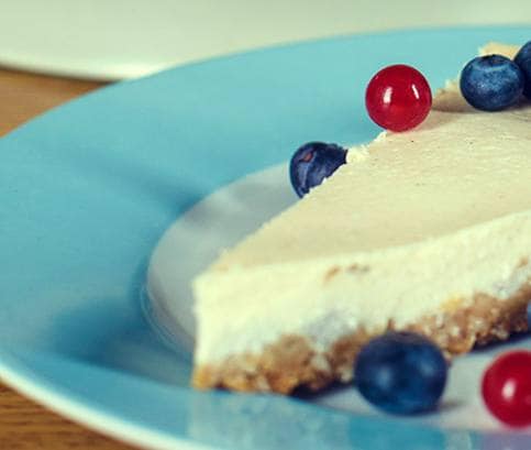 Vanilkový tvarohový cheesecake s čerstvým ovocím 