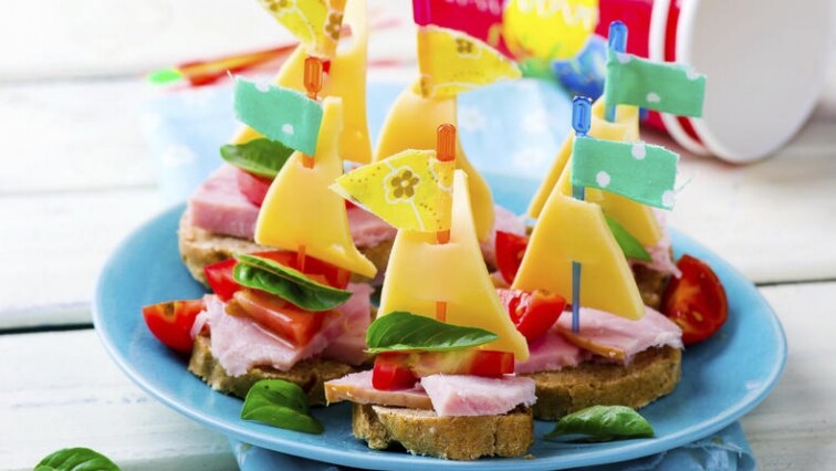 Veselé párty lodičky se sýrem, šunkou a zeleninou