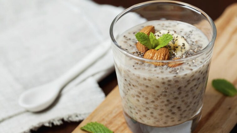 Banánové smoothie s chia semínky a jogurtem