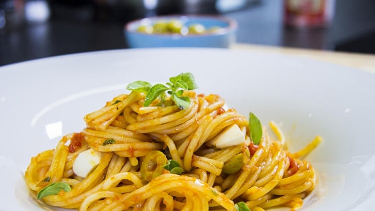 Italské špagety s rajčatovo-olivovou omáčkou, parmazánem a čerstvým oregánem