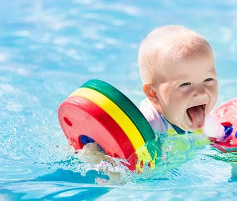 Největší výhody plavání pro vaše dítě