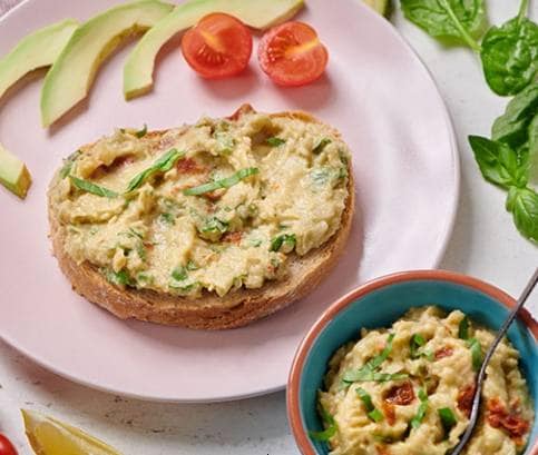 Avokádós szendvicskrém babbal és szárított paradicsommal