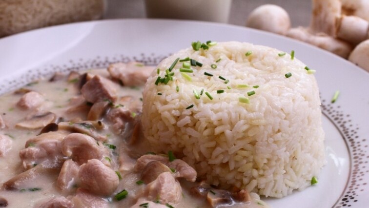 Tejszínes-gombás csirkemellcsíkok