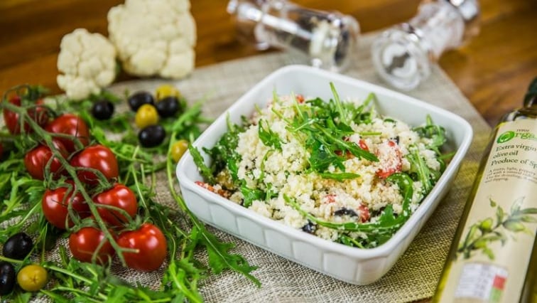 Květákový raw kuskus s rukolou, cherry rajčátky a olivami