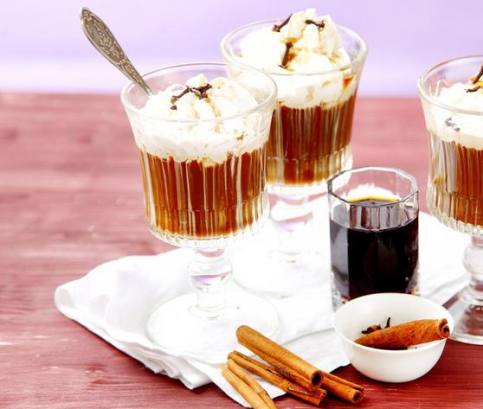 Káva s likérem, hřebíčkem a skořicí